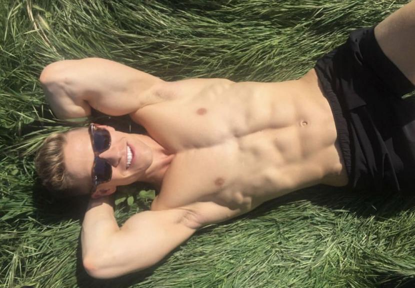 是辣眼还是个性？女性内衣品牌请肌肉男当模特，网友直呼：毁三观