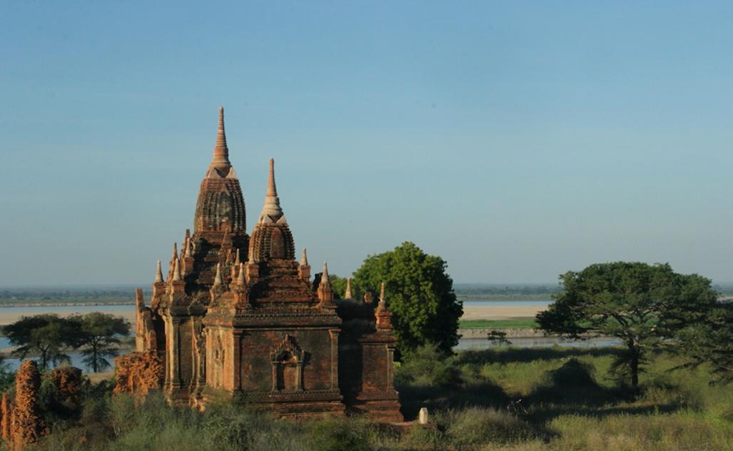 翡翠原产国，翡翠在地摊上卖，弄到国内能不能赚一笔？