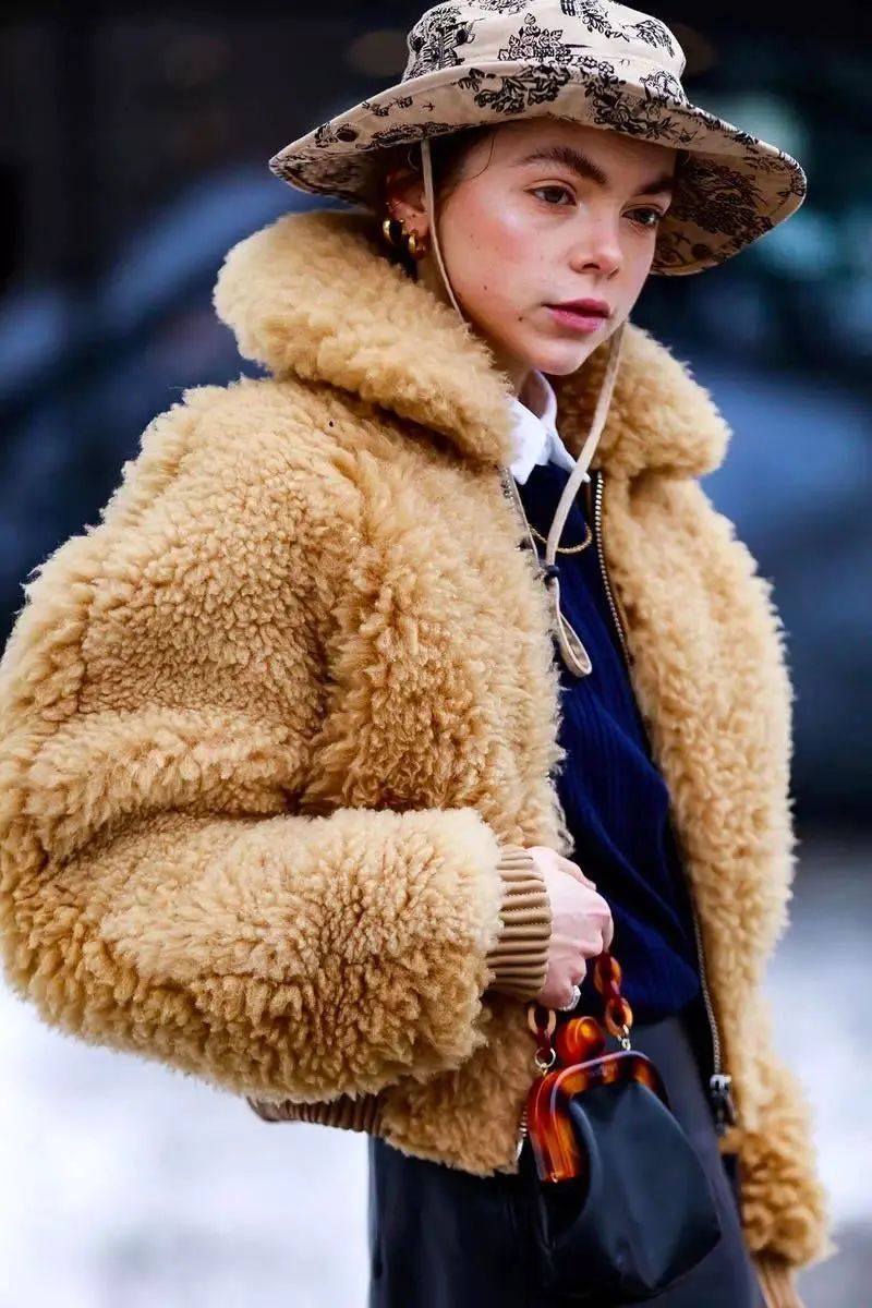 短款皮草好看又保暖,羊羔绒短款皮草