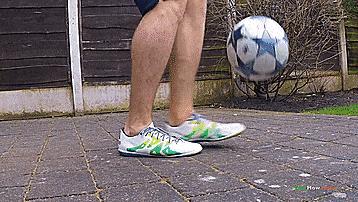 花式足球技巧之脚底停球,花式足球技巧之脚下转移大法