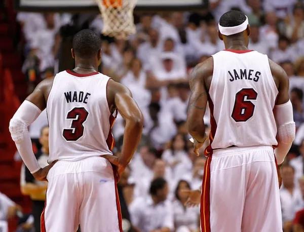 韦德退役球衣到场的巨星,韦德退役一周年闪电鲨组合