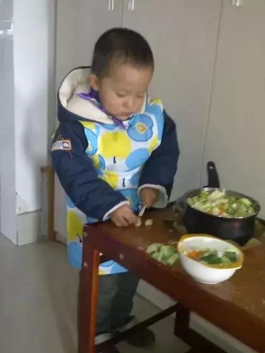 江阴这个10岁男孩太能了！绘画烹饪调酒样样行，父母透露培养秘诀