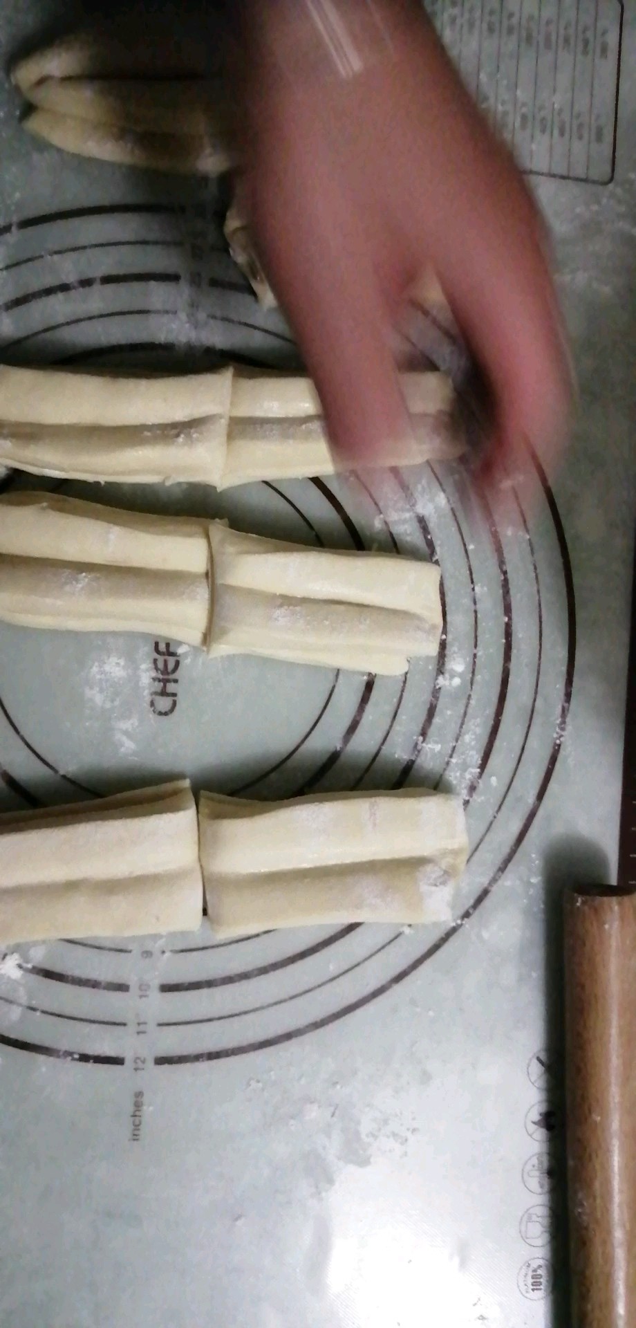 家庭炸油条简单好吃的方法,在家炸油条最简单的做法