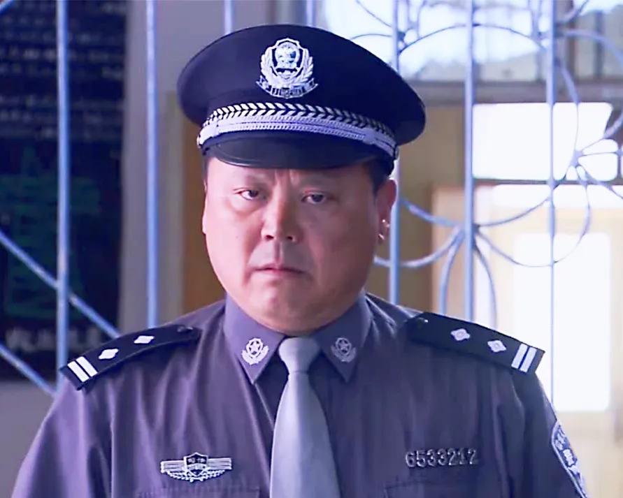 70年代穿白色警服的警察一身正气,监狱警察警服变迁史