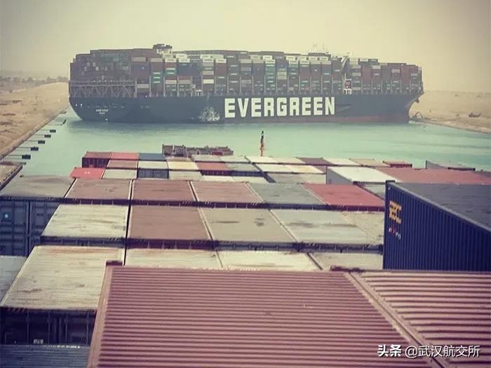 国际航运“大动脉”被切断，百艘巨轮拥堵排长龙！航运市场面临挑战,全球贸易再次承压