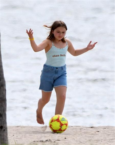 小七又胖了！圆滚滚的七公主和爸爸踢球，辣妈贝嫂给她恶补名媛范