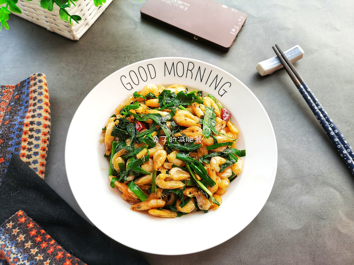 春天的紫根韭菜好吃不贵，和小虾炒一炒，比带鱼鲜，老爸的下酒菜