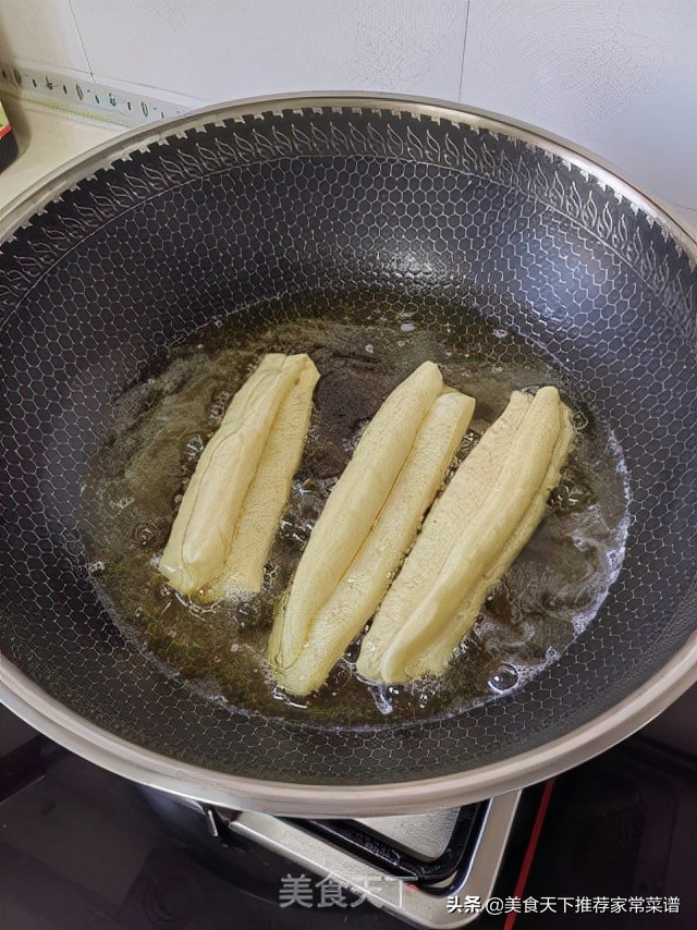 美食视频大全炸小油条做法,炸油条美食视频做法大全