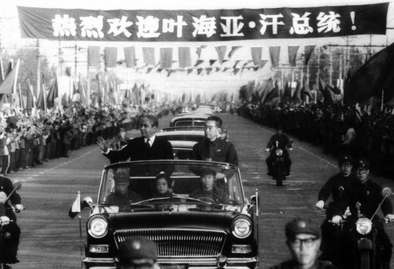 女翻译唐闻生：跟随毛主席10年，43岁转铁道部奋战13年，一生未婚