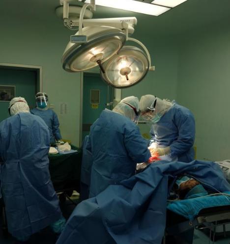 产妇的艰辛生产过程让人心疼,产妇艰辛的自然分娩经历