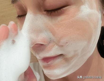 皮肤过敏和去角质有关吗,脸部过敏可以使用去角质啫喱吗