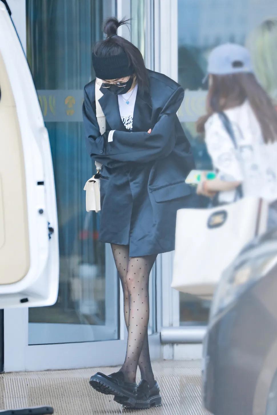 杨幂穿连体短裤时尚大片,杨幂现身粉色风衣配短裤