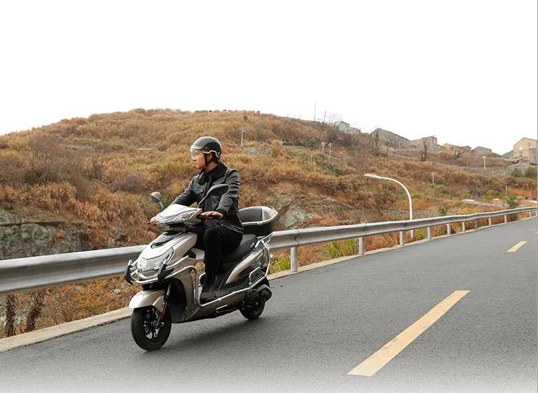 1200w大动力电摩,长续航速度快骑行舒适大电摩