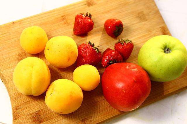 脚后跟起皮粗糙干裂缺什么维生素,手指干裂起皮变硬缺哪种维生素