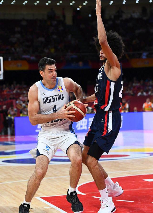 紧紧相拥的背后,是阿根廷那抹未曾消失的蓝白色