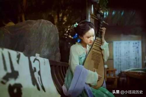 歌女向苏轼求诗，前两句太过平淡，后两句化腐朽为神奇