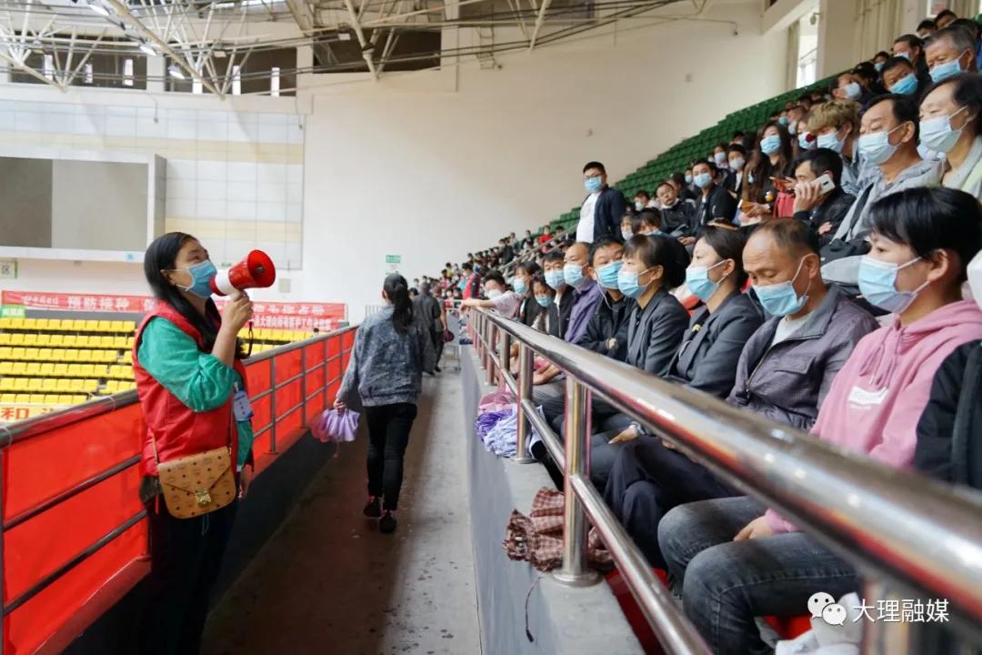 党员暖心帮助群众,党员穿的红马甲