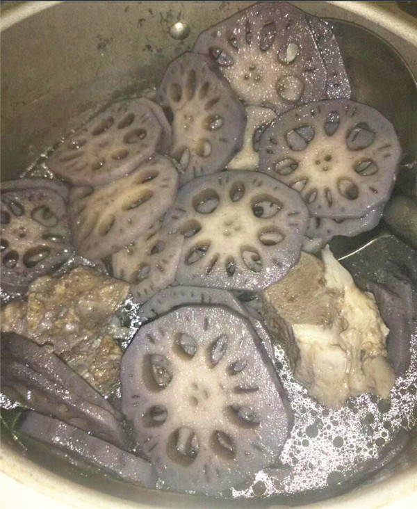 莲藕焯水为什么会变黑,莲藕为什么变红呢