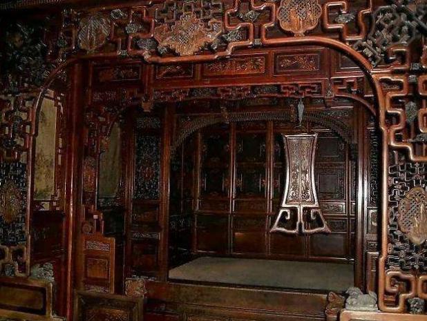 清朝3吨重龙床,福建收藏家收藏清宫龙床照片