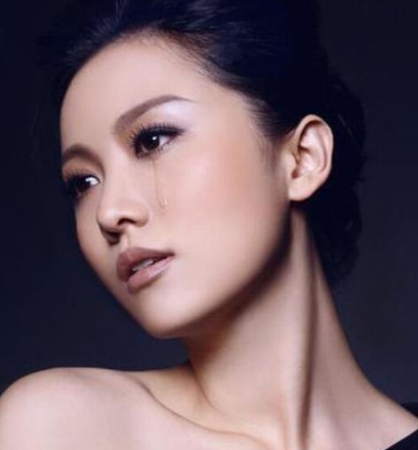 姚贝娜：患乳腺癌，割去乳房，后拍全裸写真照，死后捐出眼角膜