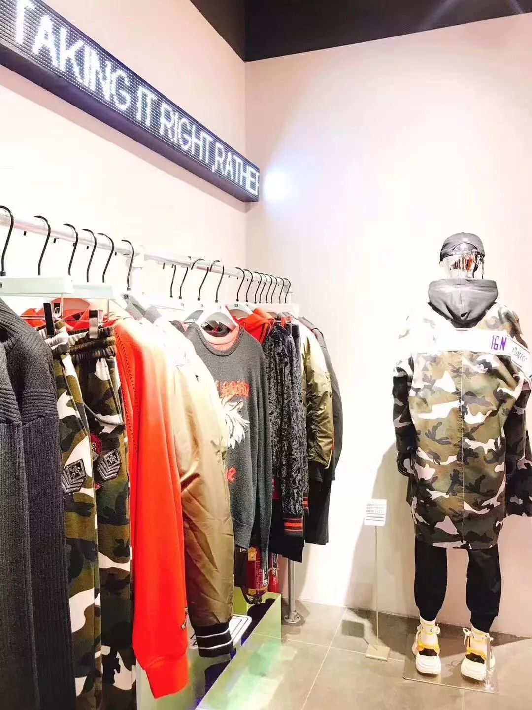 觉得太平鸟、GXG、卡宾不够潮？这个潮流男装可能正对你胃口！