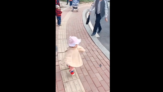 宝宝跌倒该怎么做,宝宝意外受伤正确处理方法