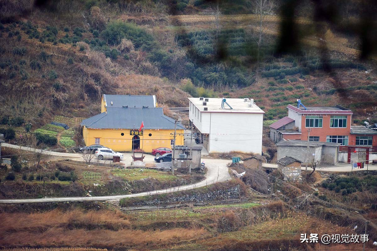 山村大妈看护寺庙2年,不要一分钱回报,看她为啥很开心