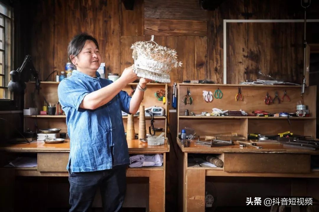能玩摇滚也能做银镯，大山里这个银匠抖音成名后教会了我们什么？
