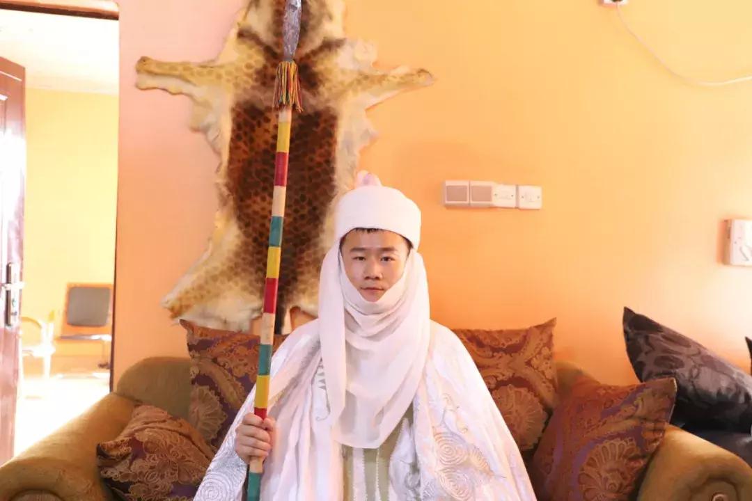 河南小伙被封非洲酋长:别人最关心“能娶几个媳妇”