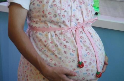 婴儿出生谁先抱最好,婴儿出生第一个人抱有什么说法