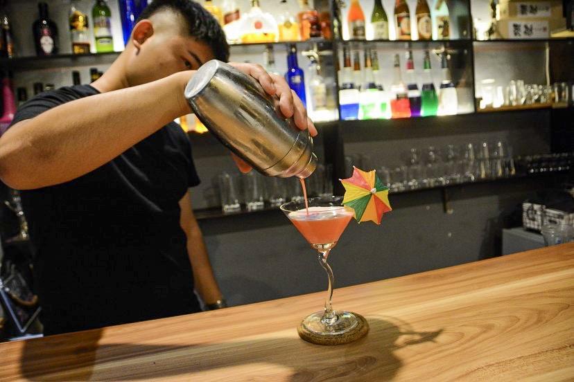 女的爱喝烈酒，男的抱头痛哭—北海调酒师给我讲述他的“治疗史”