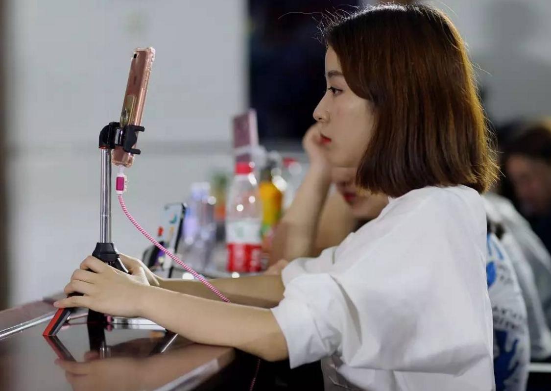 寒窗苦读却输给网红,12年寒窗苦读15年成为普通人