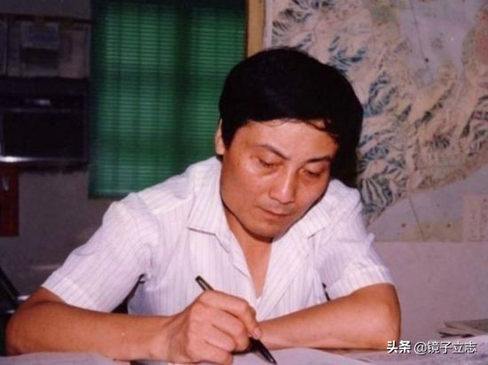 他从不隐藏厌恶愤懑和内心强悍。他是冒险狂、大戏的主角和孤独者