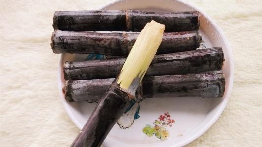 黑皮甘蔗绿皮甘蔗哪个更硬,黄皮甘蔗和黑皮甘蔗的功效区别