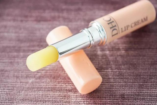 冬季嘴皮干燥开裂哪款润唇膏好用,冬天嘴唇干裂起皮唇膏推荐