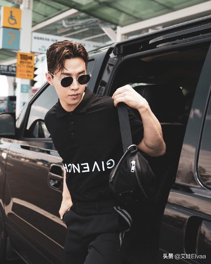 刘宪华格子裤,刘宪华穿搭小领巾