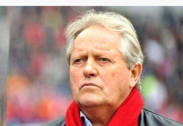 一个“笨蛋”的背影，回首04年阿里·哈恩执教国足的失败之路