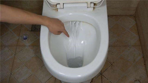 马桶堵了但还缓慢下水能用开水吗,用开水冲马桶能疏通管道吗