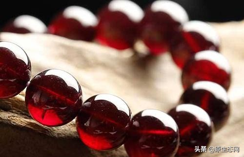 高级石榴石的颜色,石榴石紫牙乌晶簇