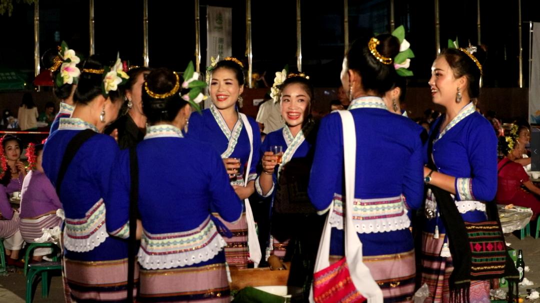 傣族的泼水节来源于神话传说,一年一度傣历泼水节