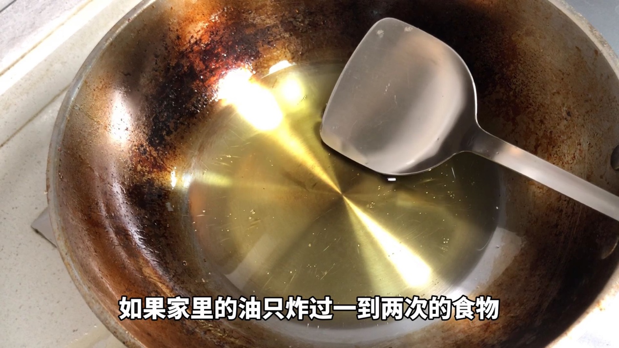 炸过的油扔掉浪费,炸过东西的油别倒掉教你一个诀窍