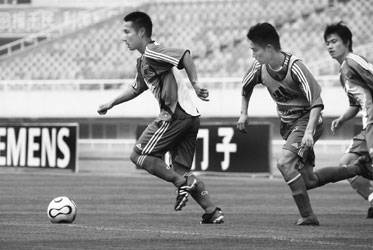 他本应该成为国足最优秀的中场,却命途多舛最终陨落