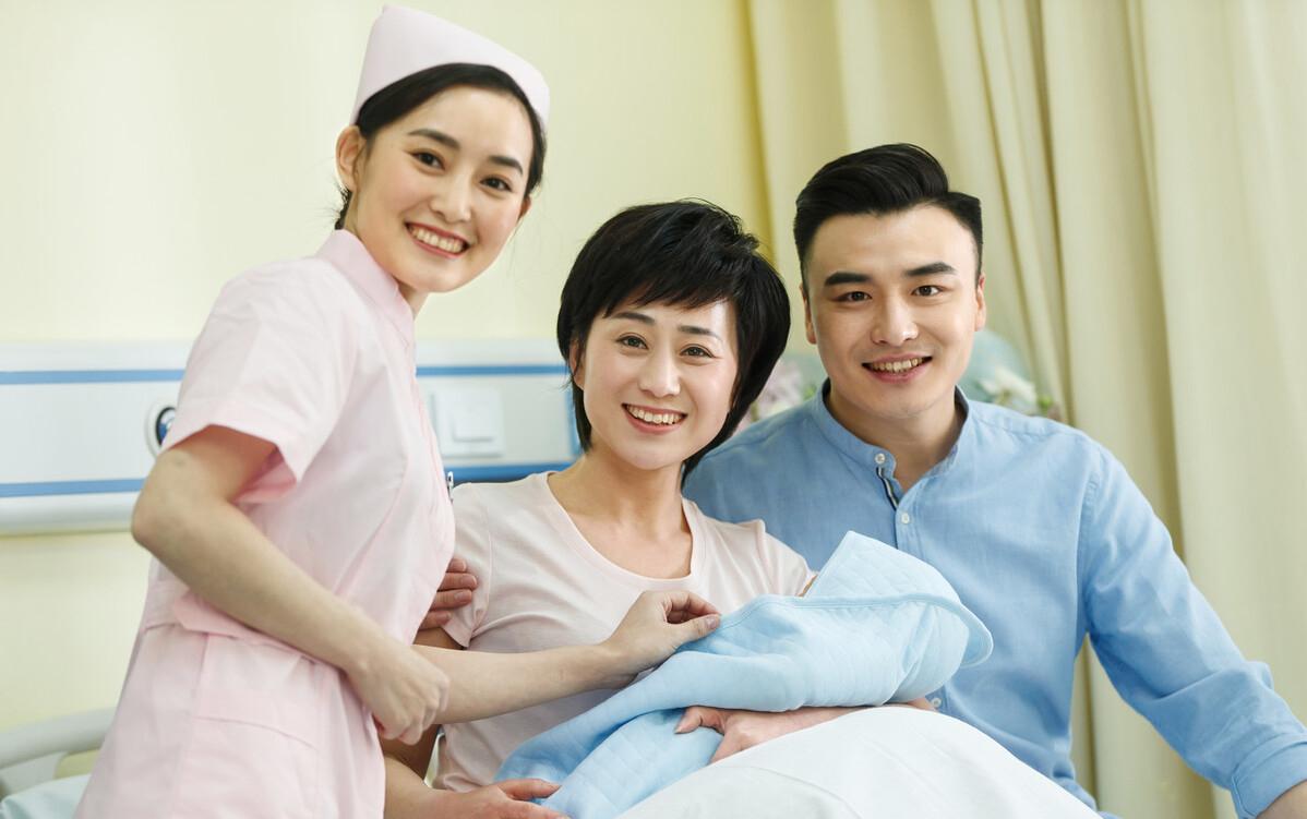 孕妇生产遇男医生不肯进产房,丈夫也担心会看到隐私,医生怎么说