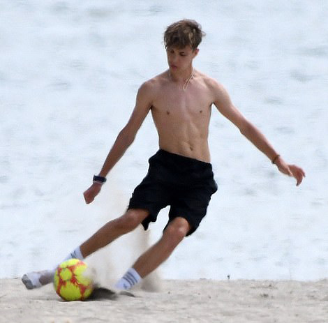 贝克汉姆小七踢足球,贝克汉姆小七打球