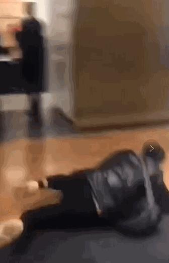 摔倒后仍匍匐前进！中国人海外抢购震惊老外