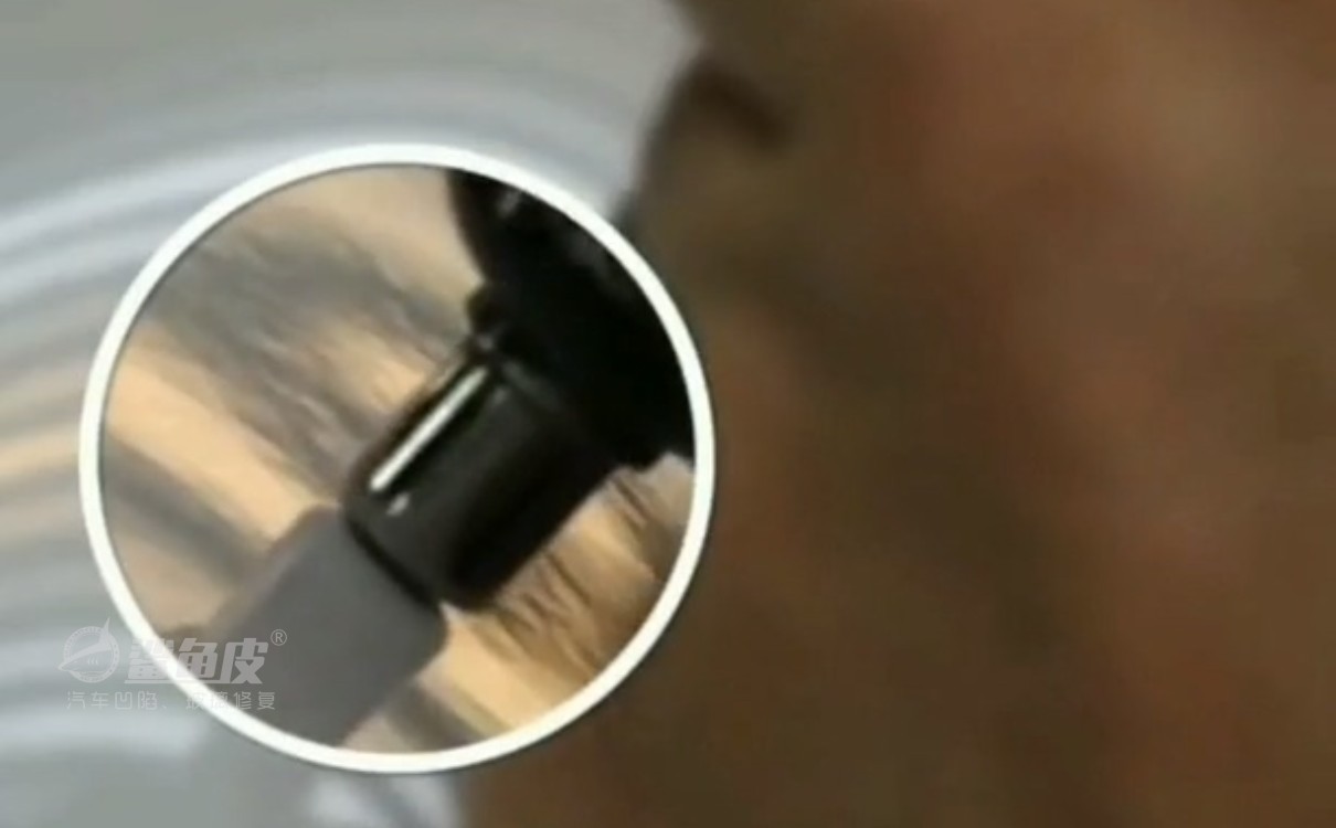 汽车a柱凹陷修复小窍门,运损车a柱有一个小坑