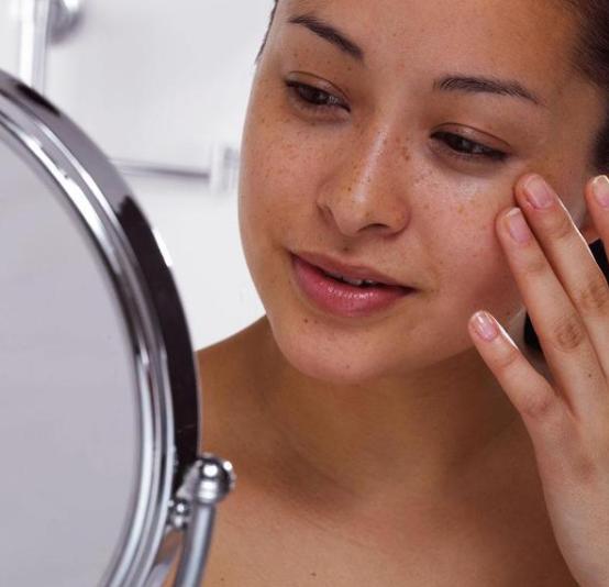 长期化妆和长期素颜哪个对皮肤好,经常化妆和长期素颜的女生