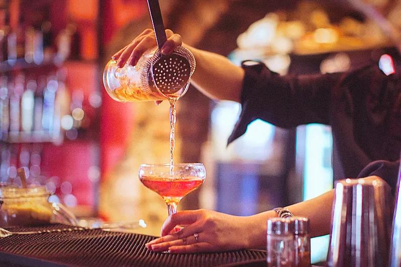 “十元小酒馆”盯上大学生，海伦司：我有酒，更想有故事