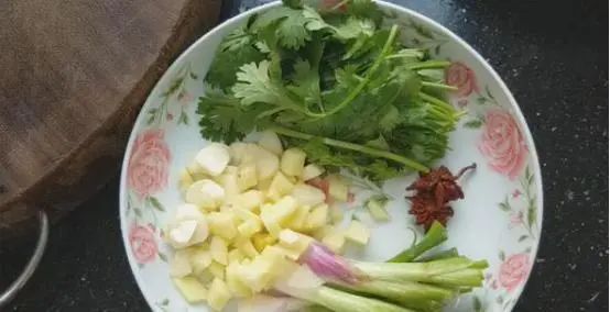 草鱼芹菜豆腐的做法大全家常菜,砂锅炖草鱼豆腐最简单的做法