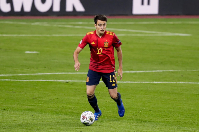 同样是巴萨小将,一个待在看台,一个能让核心“让位”,差距来了